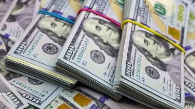 El dólar blue bajó $35 tras el feriado bancario y cerró en $890