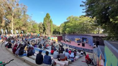 Organizan show de freestyle a beneficio de un comedor en el anfiteatro
