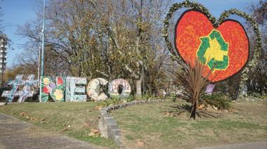 Inauguran un corazón recolector de tapitas en la Plaza Dardo Rocha