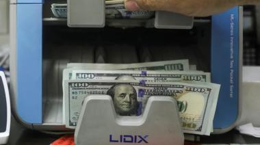 El dólar blue pegó otro salto y Caputo debió salir a negar una depreciación del peso