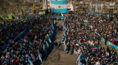 La Plaza se vistió de celeste y blanco para recibir 1600 promesas a la bandera