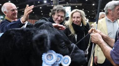 Milei en La Rural: prometió la salida del cepo y la eliminación de las retenciones, pero evitó dar fechas