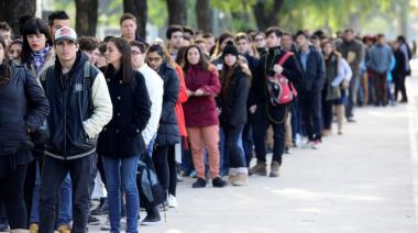 En seis meses se cuadruplicó la cantidad de personas que recibe la prestación de desempleo