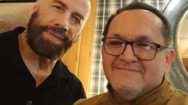 Descubrieron a John Travolta paseando por Bariloche con sus hijos: llegó en avión privado, esquió y mantuvo bajo perfil