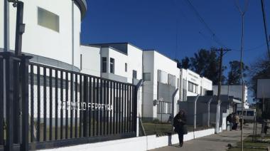 Realizan tareas de mantenimiento en el exterior del Hospital Ferreyra