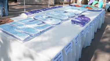 El corte de la torta, otro símbolo del Aniversario con la familia unida en la Plaza