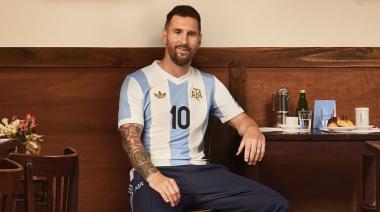 Es cine: con actores de lujo y perlitas imperdibles, la Selección Argentina presentó su nueva camiseta retro