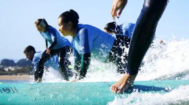 En modo verano, te proponemos tomar una clase de surf