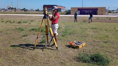 Trabajos de medición para nivelar la Pista Municipal de Atletismo