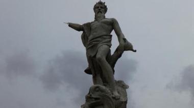 Retiraron el monumento a Neptuno para su restauración
