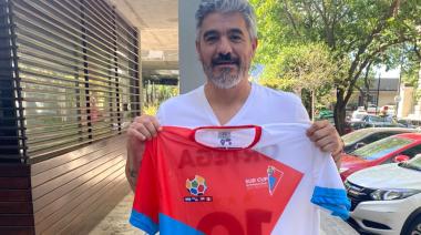 El “Burrito” Ortega se pone la camiseta de la Sur Cup Necochea Quequén