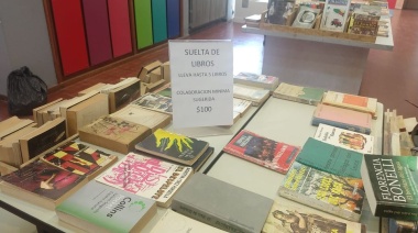 Suelta de libros en el Centro Cultural