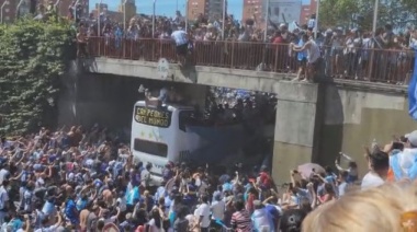 Qué pasó con el hincha que se tiró del puente durante los festejos