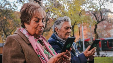 Dos jóvenes crearon un celular para jubilados
