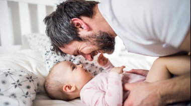 Comenzó el debate en el Congreso para extender la licencia por paternidad