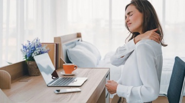 Salud postural: el mal uso de los dispositivos electrónicos y una advertencia de los especialistas
