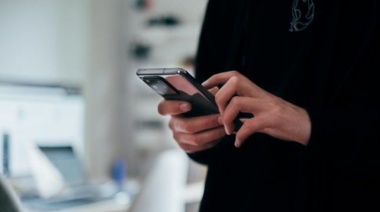 4 señales para darte cuenta que te espián con la cámara del celular