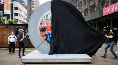 Cómo es el portal futurista inaugurado en Nueva York que conecta personas a más de 3.000 kilómetros de distancia