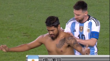 Así le quedó la casi firma de Lionel Messi al hincha que entró a la cancha en medio del partido de Argentina vs Jamaica
