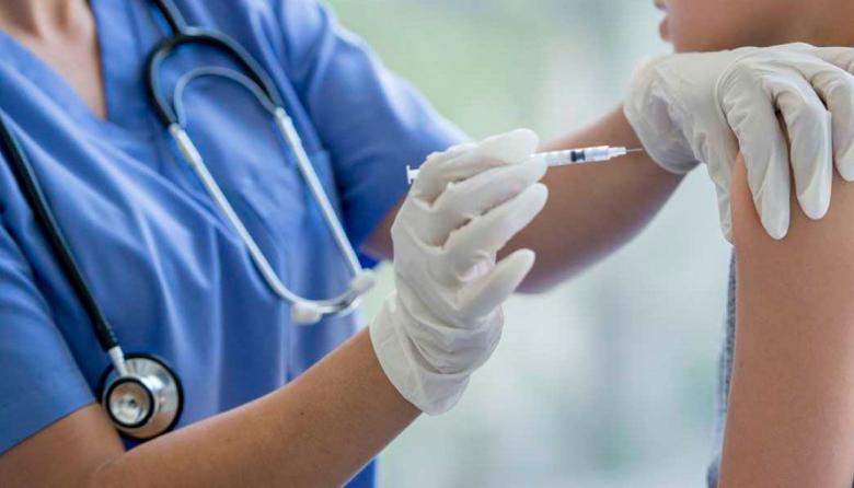 Coronavirus: menos de mil casos semanales y la necesidad de mantener los refuerzos de las vacunas al día