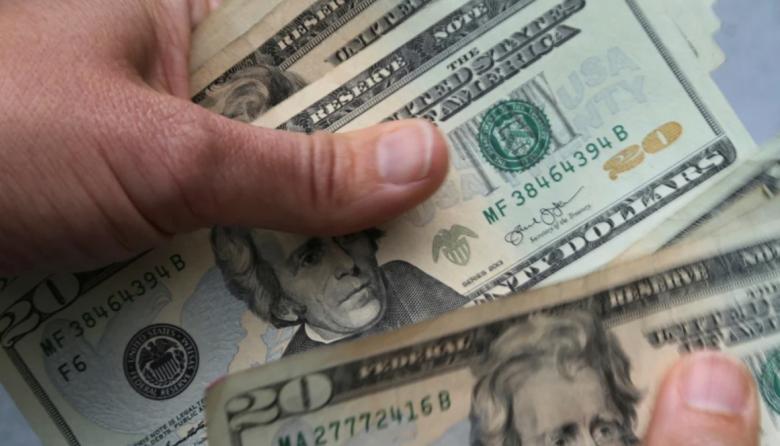 El dólar blue superó los $800 y batió otro récord a tres semanas de las elecciones