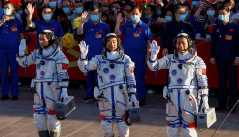 China envía astronautas al "Palacio Celestial"